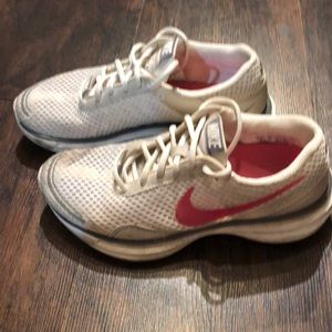 Nike Women's Lunatrainer+ size 6 318117-162